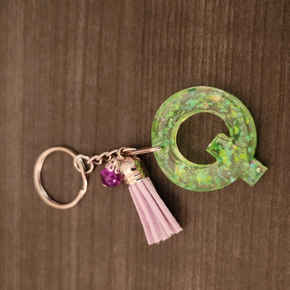 "Q" Resin Keychain - Picture 3 of 3